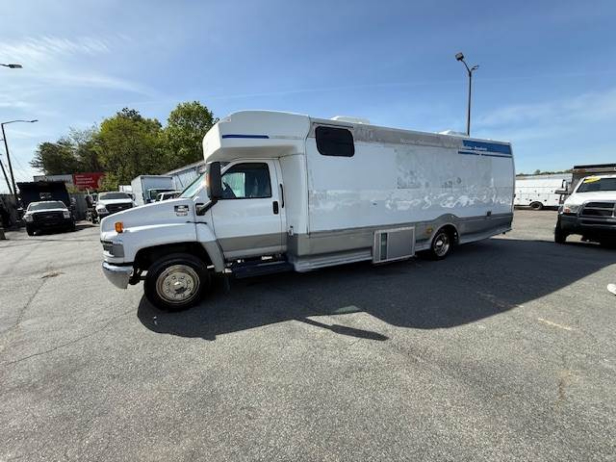Picture of 2005 Chevrolet C5500 Bus Duramax V-Shaped