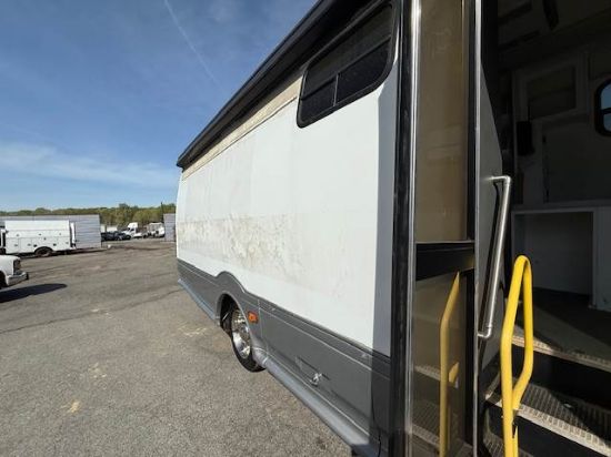 Picture of 2005 Chevrolet C5500 Bus Duramax V-Shaped