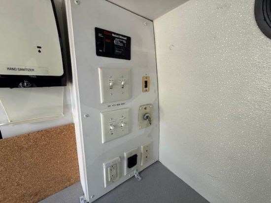 Picture of 2005 Chevrolet C5500 Bus Duramax V-Shaped