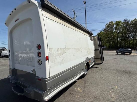 Picture of 2005 Chevrolet C5500 Bus Duramax V-Shaped