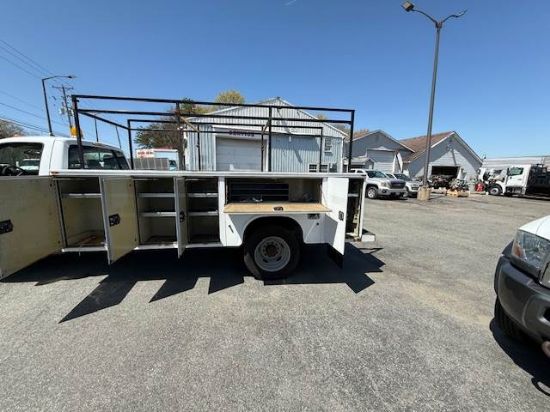 Picture of 2011 Ford F-550 Mechanic / Service Truck, Contractor, Gasoline, Handyman, Plumber, Electrical, Utility, Work Truck Ford V-Shaped