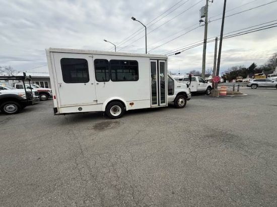 Picture of 2016 Ford Econoline Bus, 12 Children Passenger, Transporter, Mini, Rear Heat and A/C, Handicap, Seatbelts, Food Truck, Church, Van Ford V-Shaped