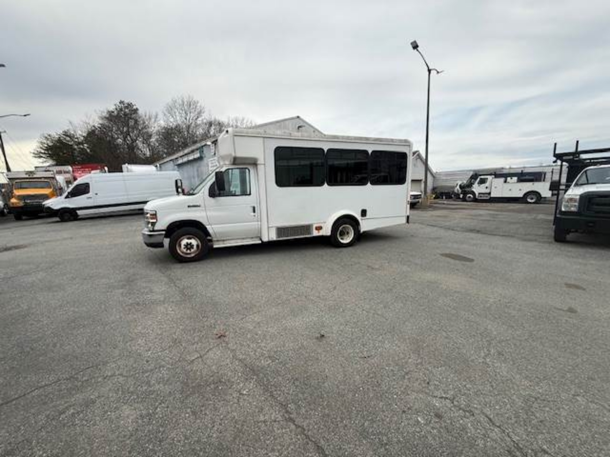 Picture of 2016 Ford Econoline Bus,12 Children Passenger, Transporter, Mini, Rear Heat and A/C, Handicap, Seatbelts, Food Truck, Church, Van Ford V-Shaped