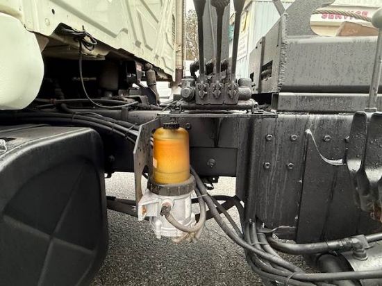 Picture of 2007 International 7600 Roll Off Truck, PreEmmisions, Cummins, Hauler, Dumpster, Trash, Recycling, Drop off, Tarp System Cummins ISM