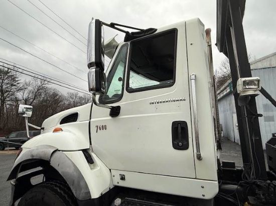 Picture of 2007 International 7600 Roll Off Truck, PreEmmisions, Cummins, Hauler, Dumpster, Trash, Recycling, Drop off, Tarp System Cummins ISM