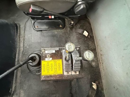 Picture of 2007 International 7600 Roll Off Truck, PreEmmisions, Cummins, Hauler, Dumpster, Trash, Recycling, Drop off, Tarp System Cummins ISM