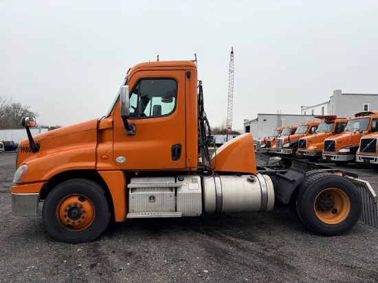 Picture of 2012 Freightliner Cascadia Day Cab Truck - Single Axle, Fifth Wheel, Dual Fuel tanks, Multiple Units available