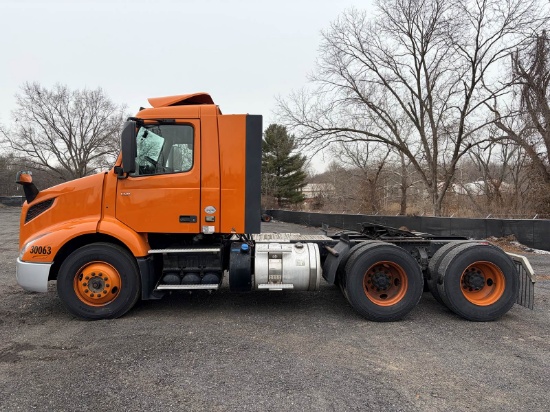 Picture of 2019 Volvo VNR Day Cab Tandem Axle Truck - Hauler, Automatic, Dual fuel tanks, Air Slide fifth wheel