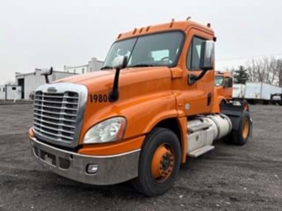 Picture of 2019 Volvo VNR Day Cab Tandem Axle Truck - Hauler, Automatic, Dual fuel tanks, Air Slide fifth wheel