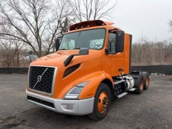 Picture of 2019 Volvo VNR Day Cab Tandem Axle Truck - Hauler, Automatic, Dual fuel tanks, Air Slide fifth wheel