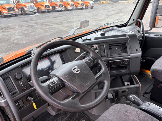 Picture of 2019 Volvo VNR Day Cab Tandem Axle Truck - Hauler, Automatic, Dual fuel tanks, Air Slide fifth wheel