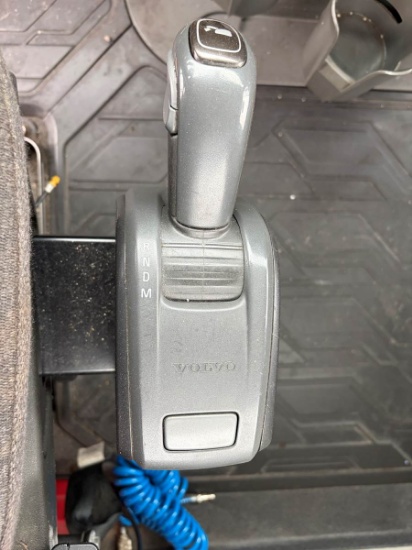 Picture of 2019 Volvo VNR Day Cab Tandem Axle Truck - Hauler, Automatic, Dual fuel tanks, Air Slide fifth wheel