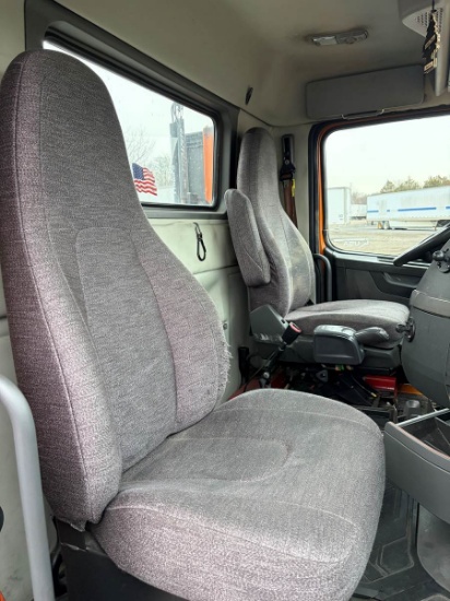 Picture of 2019 Volvo VNR Day Cab Tandem Axle Truck - Hauler, Automatic, Dual fuel tanks, Air Slide fifth wheel