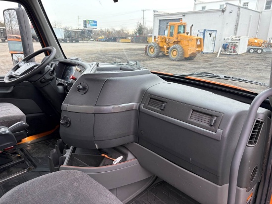 Picture of 2019 Volvo VNR Day Cab Tandem Axle Truck - Hauler, Automatic, Dual fuel tanks, Air Slide fifth wheel