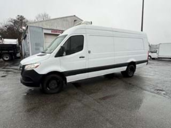 Picture of 2024 Chevrolet 3500 Cutaway Refrigerated Truck