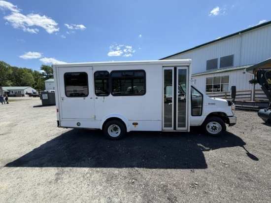 Picture of 2016 Ford Econoline Bus,12 Children Passenger, Transporter, Mini, Rear Heat and A/C, Handicap, Seatbelts, Food Truck, Church, Van Ford V-Shaped