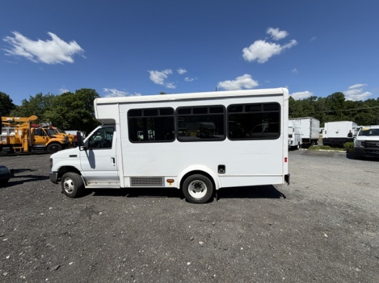 Picture of 2016 Ford Econoline Bus,12 Children Passenger, Transporter, Mini, Rear Heat and A/C, Handicap, Seatbelts, Food Truck, Church, Van Ford V-Shaped