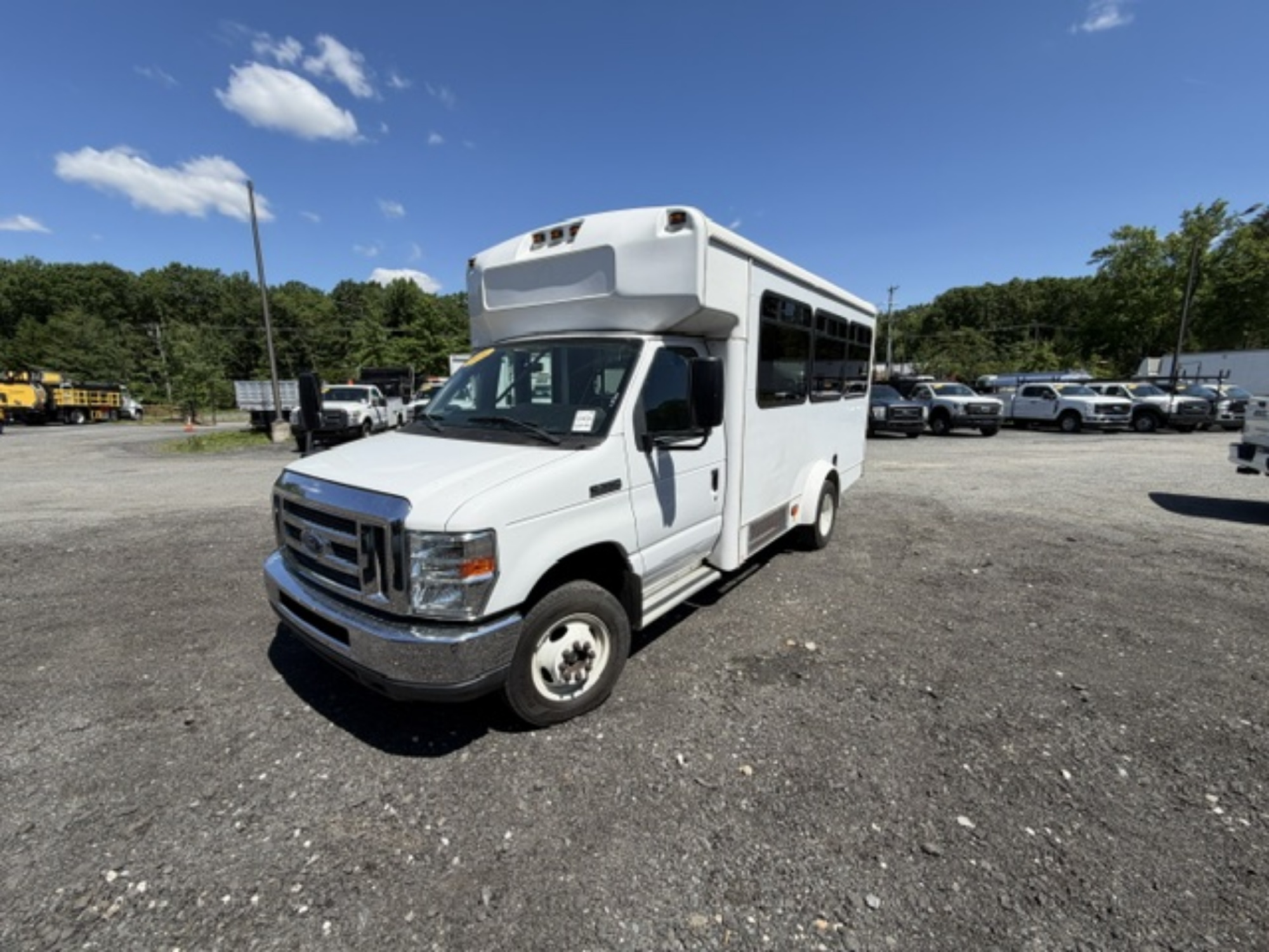Picture of 2016 Ford Econoline Bus, 12 Children Passenger, Transporter, Mini, Rear Heat and A/C, Handicap, Seatbelts, Food Truck, Church, Van Ford V-Shaped