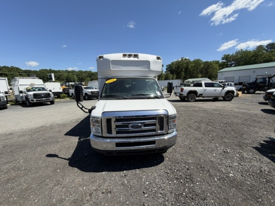 Picture of 2016 Ford Econoline Bus, 12 Children Passenger, Transporter, Mini, Rear Heat and A/C, Handicap, Seatbelts, Food Truck, Church, Van Ford V-Shaped