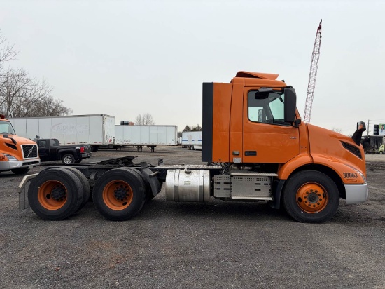 Picture of 2019 Volvo VNR Day Cab Tandem Axle Truck - Hauler, Automatic, Dual fuel tanks, Air Slide fifth wheel