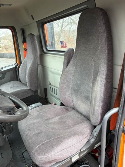 Picture of 2019 Volvo VNR Day Cab Tandem Axle Truck - Hauler, Automatic, Dual fuel tanks, Air Slide fifth wheel