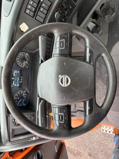 Picture of 2019 Volvo VNR Day Cab Tandem Axle Truck - Hauler, Automatic, Dual fuel tanks, Air Slide fifth wheel