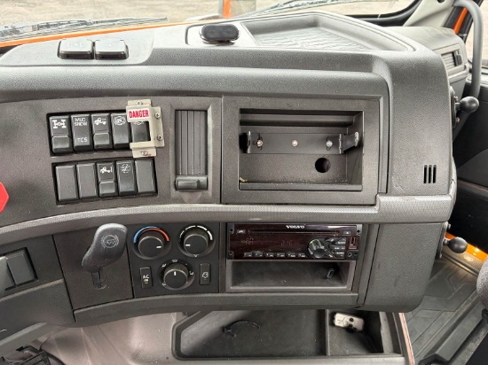 Picture of 2019 Volvo VNR Day Cab Tandem Axle Truck - Hauler, Automatic, Dual fuel tanks, Air Slide fifth wheel
