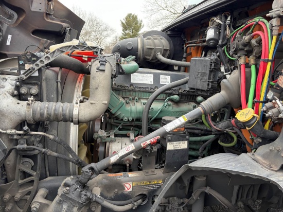 Picture of 2019 Volvo VNR Day Cab Tandem Axle Truck - Hauler, Automatic, Dual fuel tanks, Air Slide fifth wheel