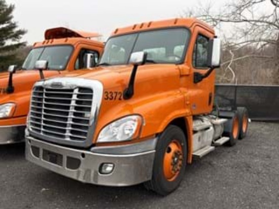 Picture of 2012 Freightliner Cascadia Day Cab Truck - Single Axle, Fifth Wheel, Dual Fuel tanks, Multiple Units available